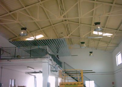 Aislamiento y colocación de falsos techos en nave industrial
