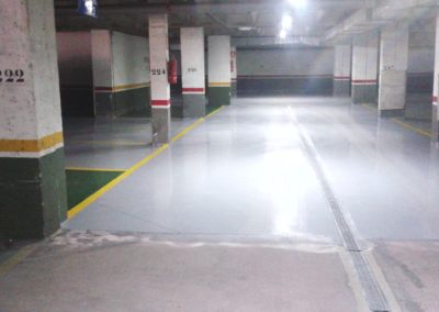 Rehabilitación de solera de garajes en resinas antipolvo y de alto brillo. La Chantria